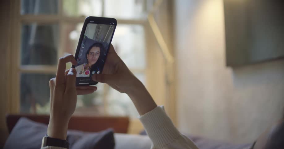A woman talking to someone on a smarpthone