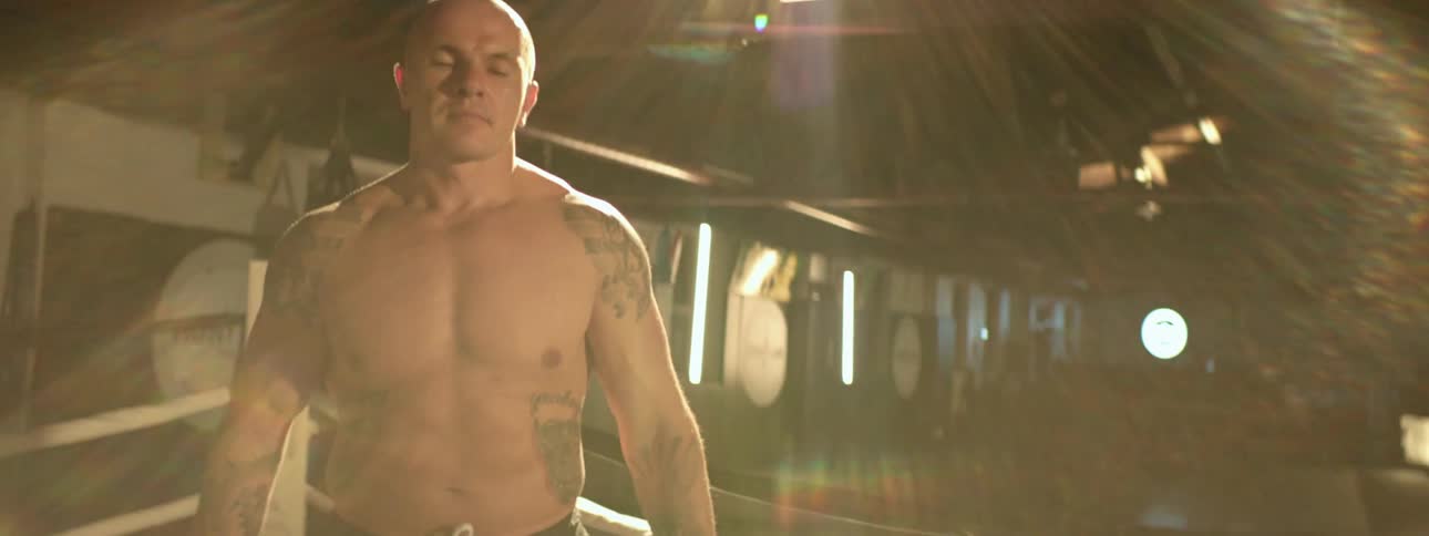 A man is boxing and wearing gloves