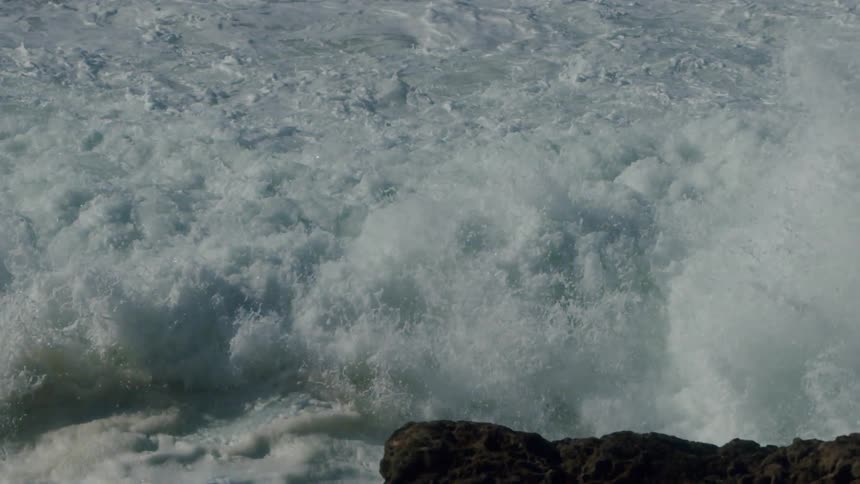 Ocean waves crashing on the rocks in the coast