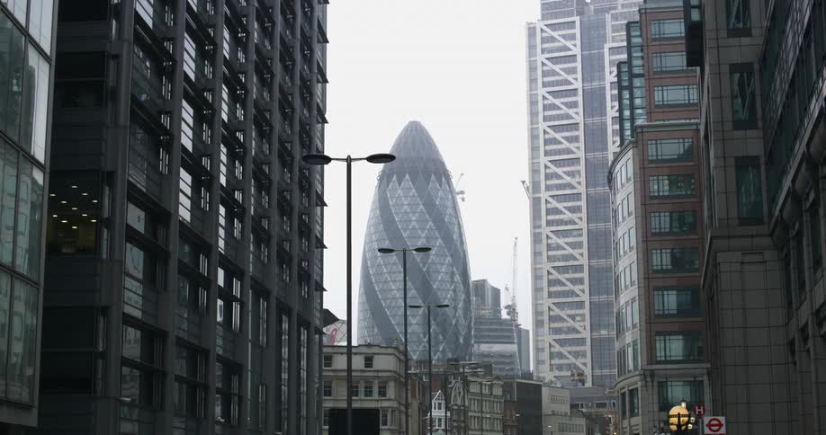 A large building sits in the middle of a metropolis