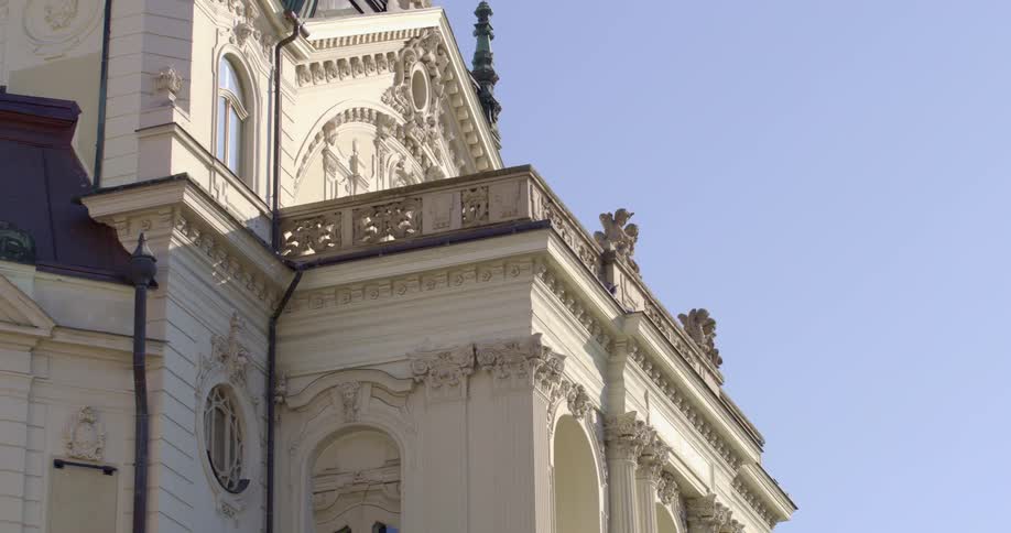 A beautifully sculpted building