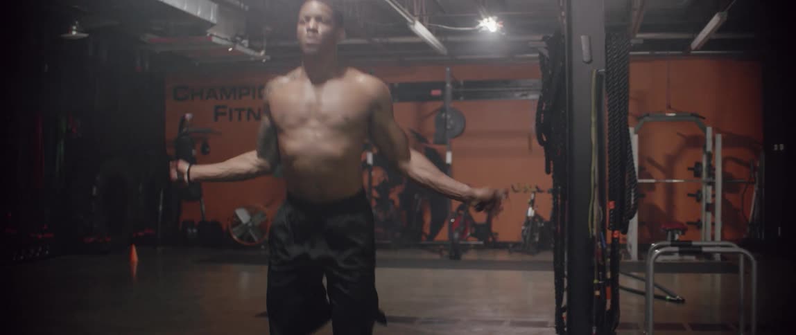 A man is jumping rope in the gym