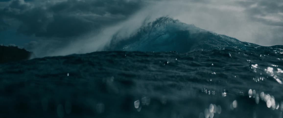 The large waves crash in the ocean