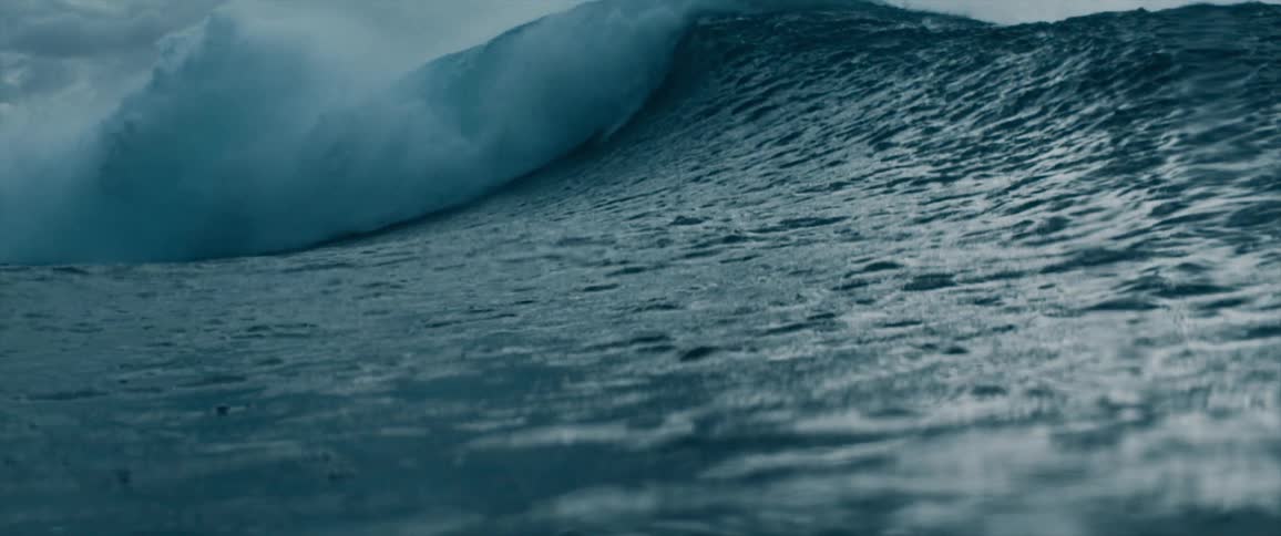 Large waves crashing in the ocean