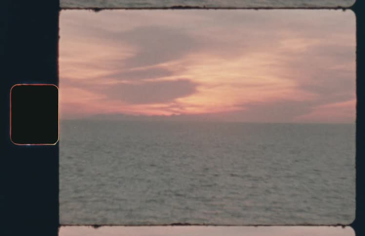 Sun turns entire sky orange over choppy ocean