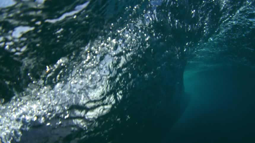 Surface curl of wave and underwater barrel shape flow on cloudy day