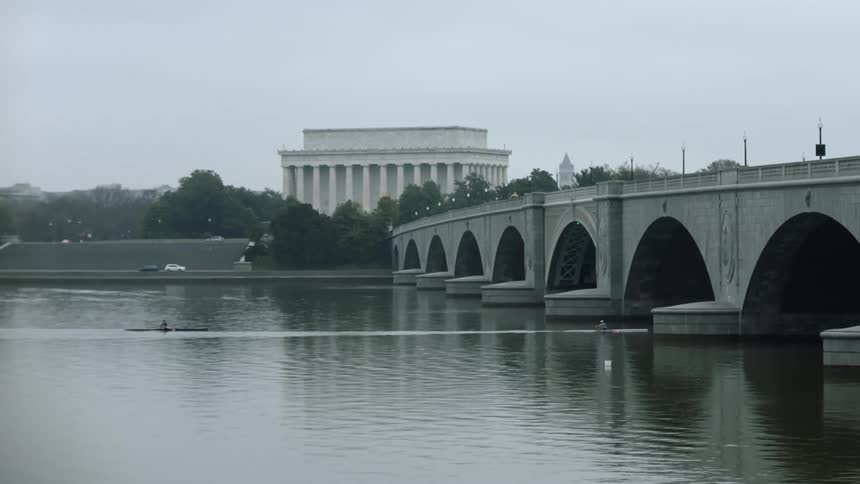 Rowers on the Potomac River are passing by the Lincoln Monument in Washington DC