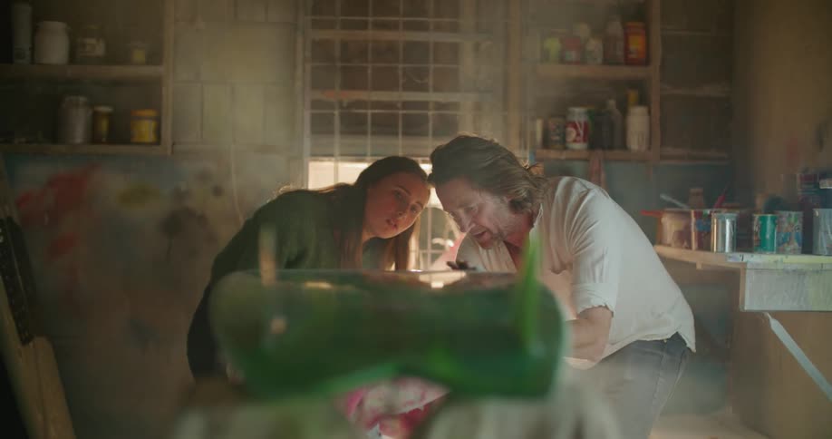 Man and woman are talking to eachother indoors