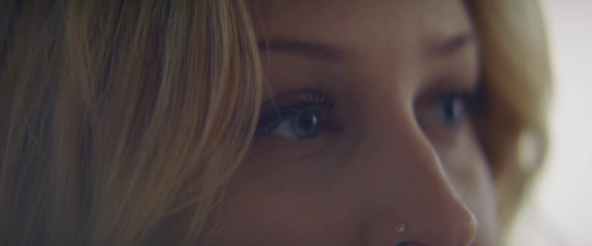 Close up of a blonde woman eyes
