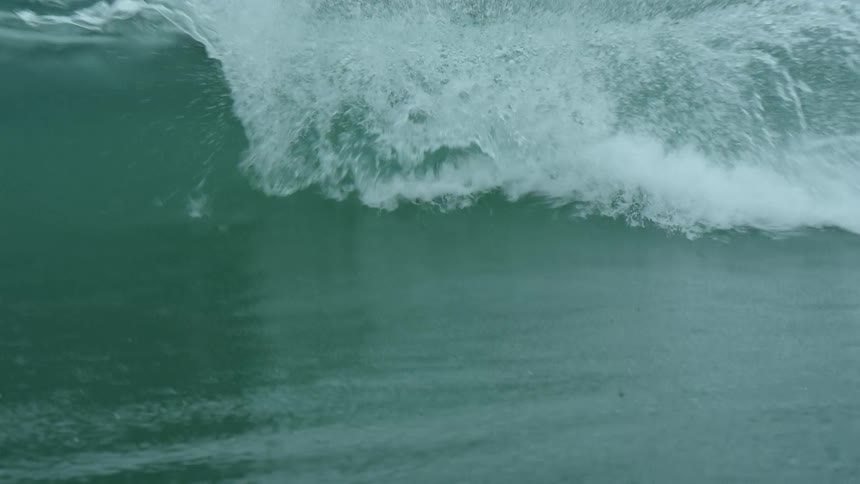 Huge wave rolls in overhead
