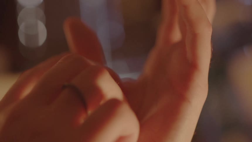A woman rubbing her hands togheter
