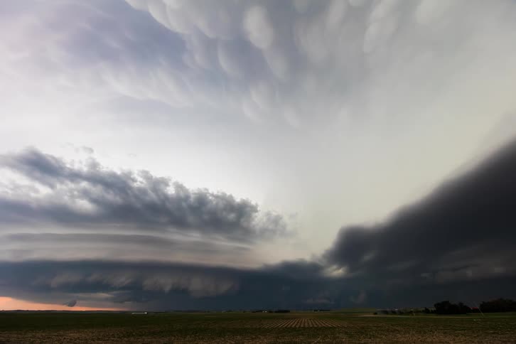 The storm clouds roll over the long field