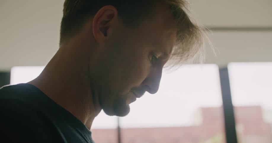 Man slicing avocados on the kitchen at home