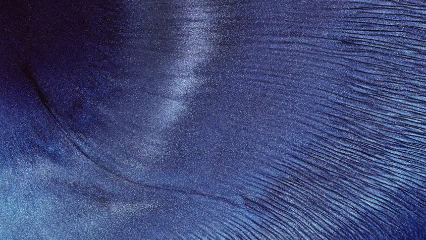 Glitter flows in a liquid