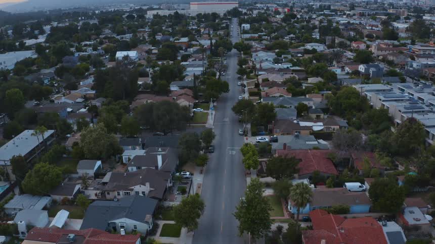 A long street passes through a neighborhood is a sizable city