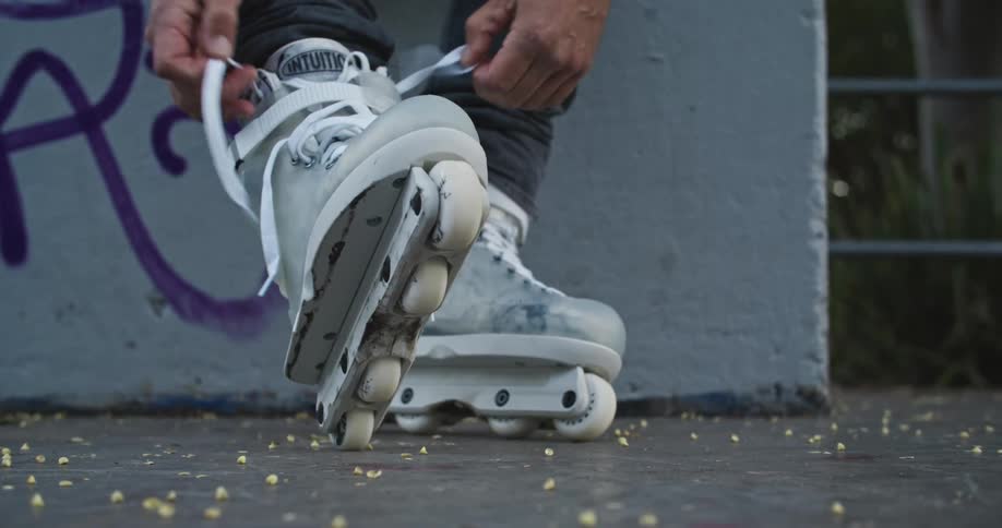 A person tying roller blades