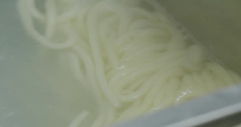 Noodles vibrate in boiling water