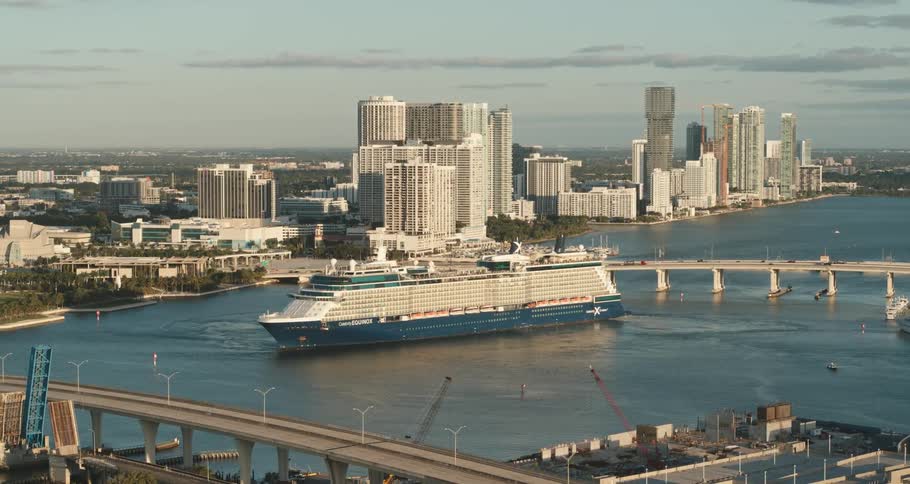 Aerial view of boats in an ocean in a downtown city