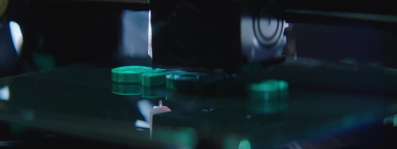 Light glares across 3d printer forming object