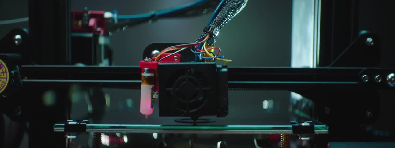A 3d printer builds a layer in a circular shape
