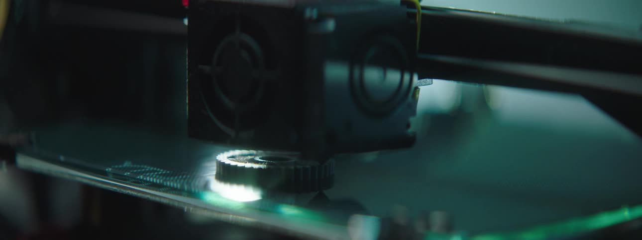 Robotic arm of 3d printer forms disc with textured edge