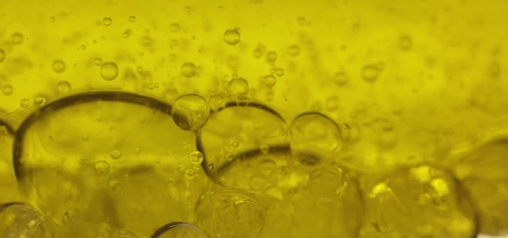Small bubbles are forming in yellow liquid