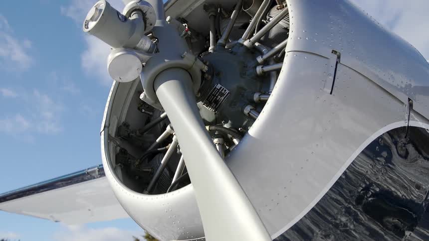Close up of the propeller of a plane