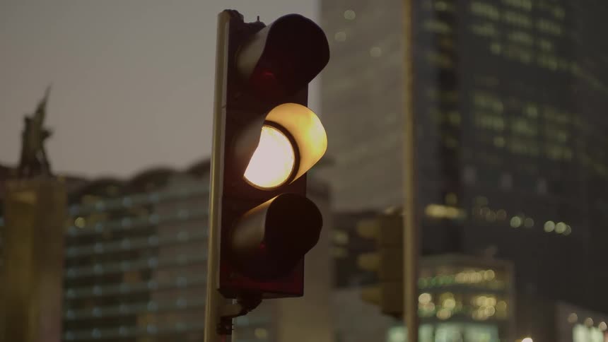 Stoplight in the city changes from green to yellow