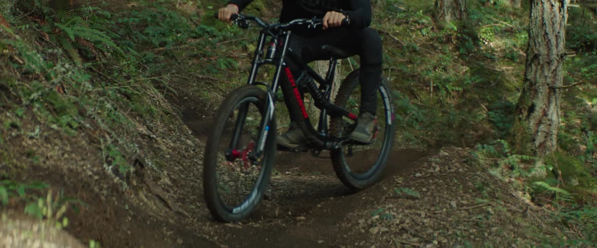 Persons carves their mountain bike left and right through a sequence of corners