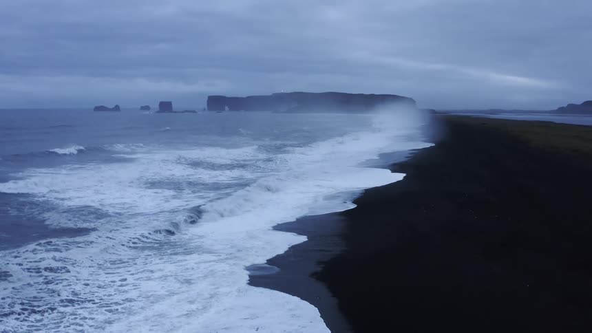 Waves in the ocean rolling in to the shore
