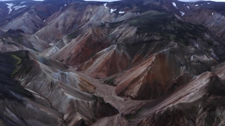 The tall mountains have many ridges
