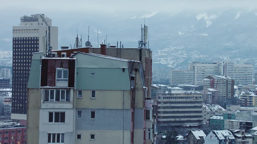 A view of a city during the middle of the winter