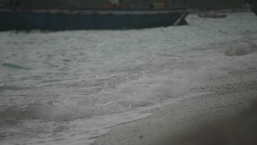 A view of waves crashing on the shore