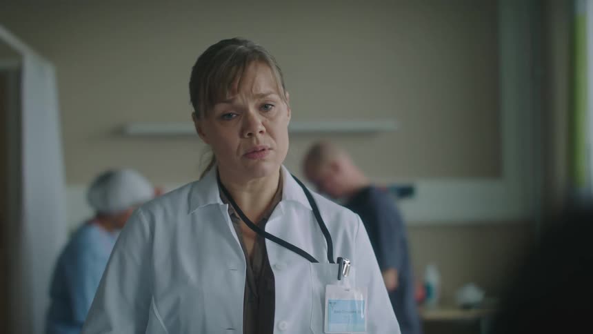 Doctor speaking with a patient inside a hospital room