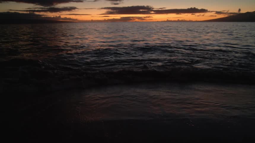 A view of waves at the shore