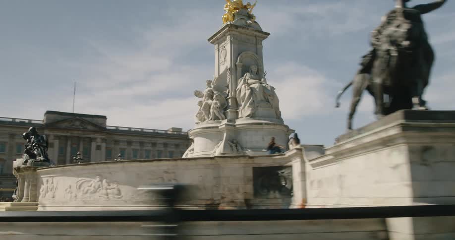 People walk through the monuments of London's Royal Buckingham Palace