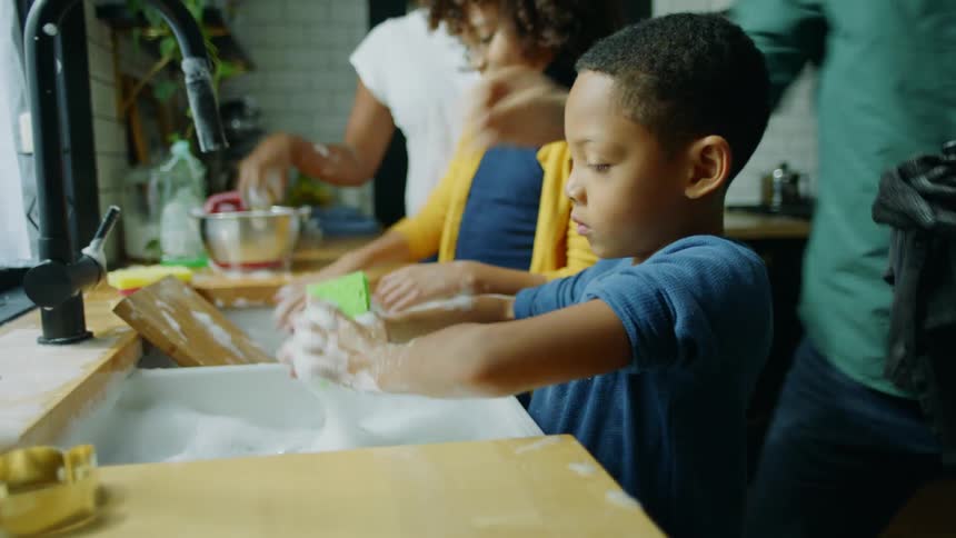 Family washes dishes together