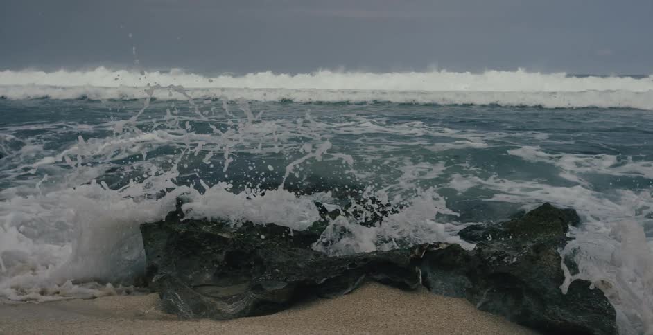 A view of waves crashing on the shore