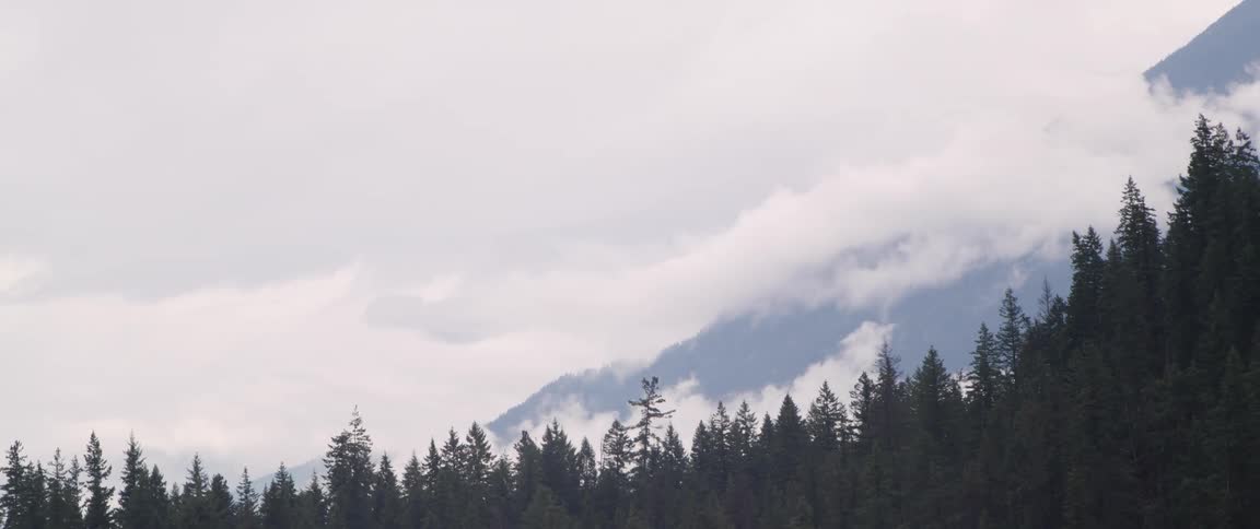 The heavy clouds flow in the horizon