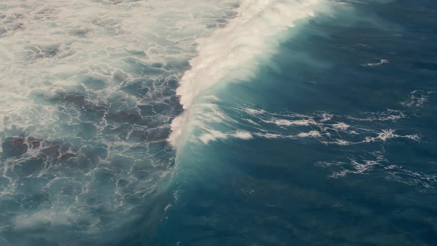 Water waves are moving in the ocean