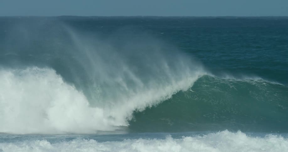 A view of waves crashing in the ocean