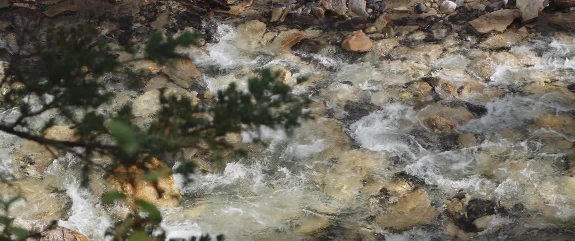 The water flows over the large rocks