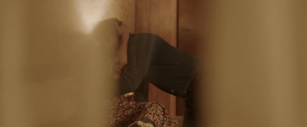 A boyfriend and girlfriend kissing each other