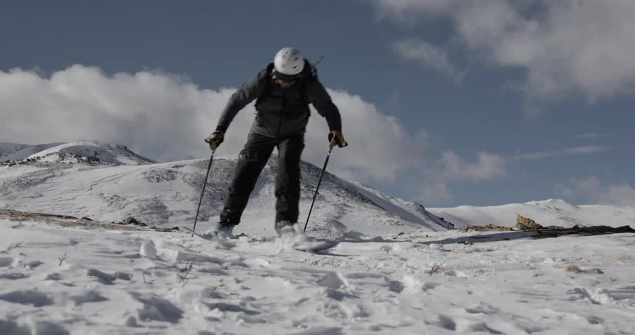 A man prepares to ski down a snowy mountain