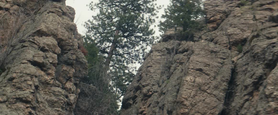 A crevice is in the middle of the two cliffs