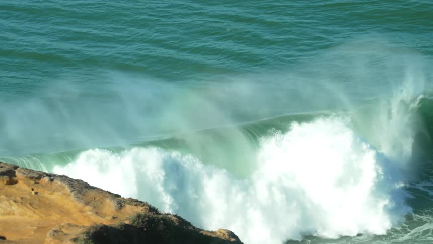 Big wave slowly reaching the coast