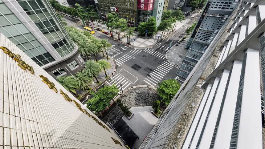 Time lapse footage of cars and pedestrians on the city street