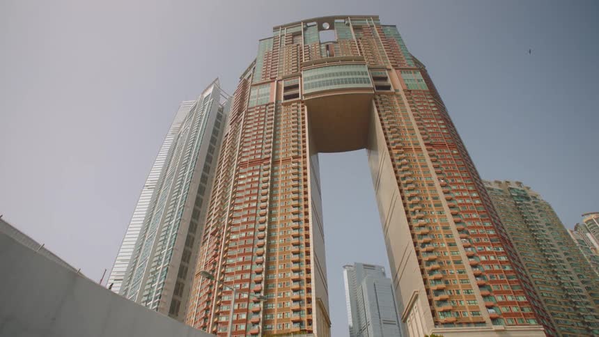 A tall skyscraper towering over a city street in the daytime