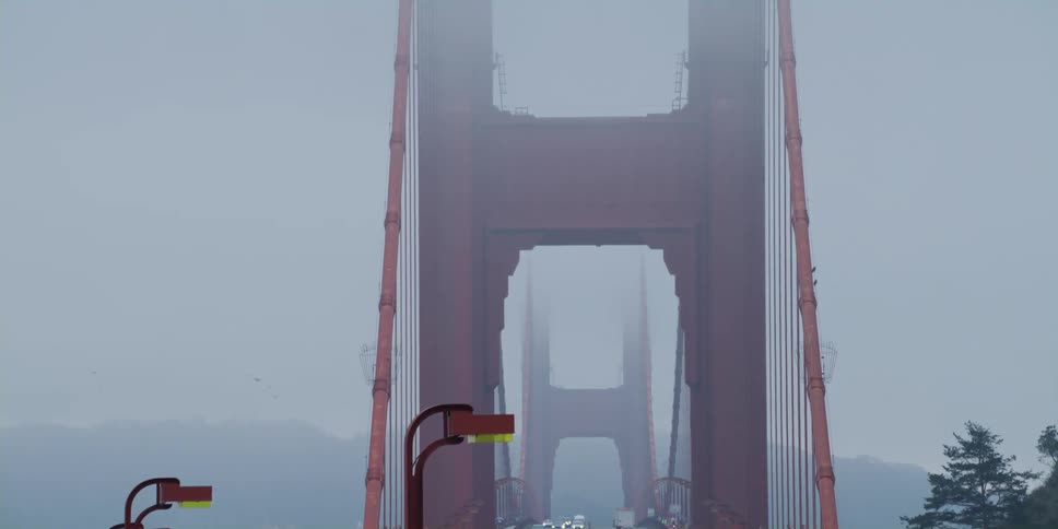 Golden gate bridge in the san francisco bay under the fog at daytime