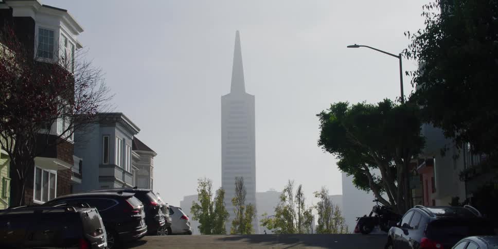 Transamerica pyramid skyscraper on the san francisco skyline at morning